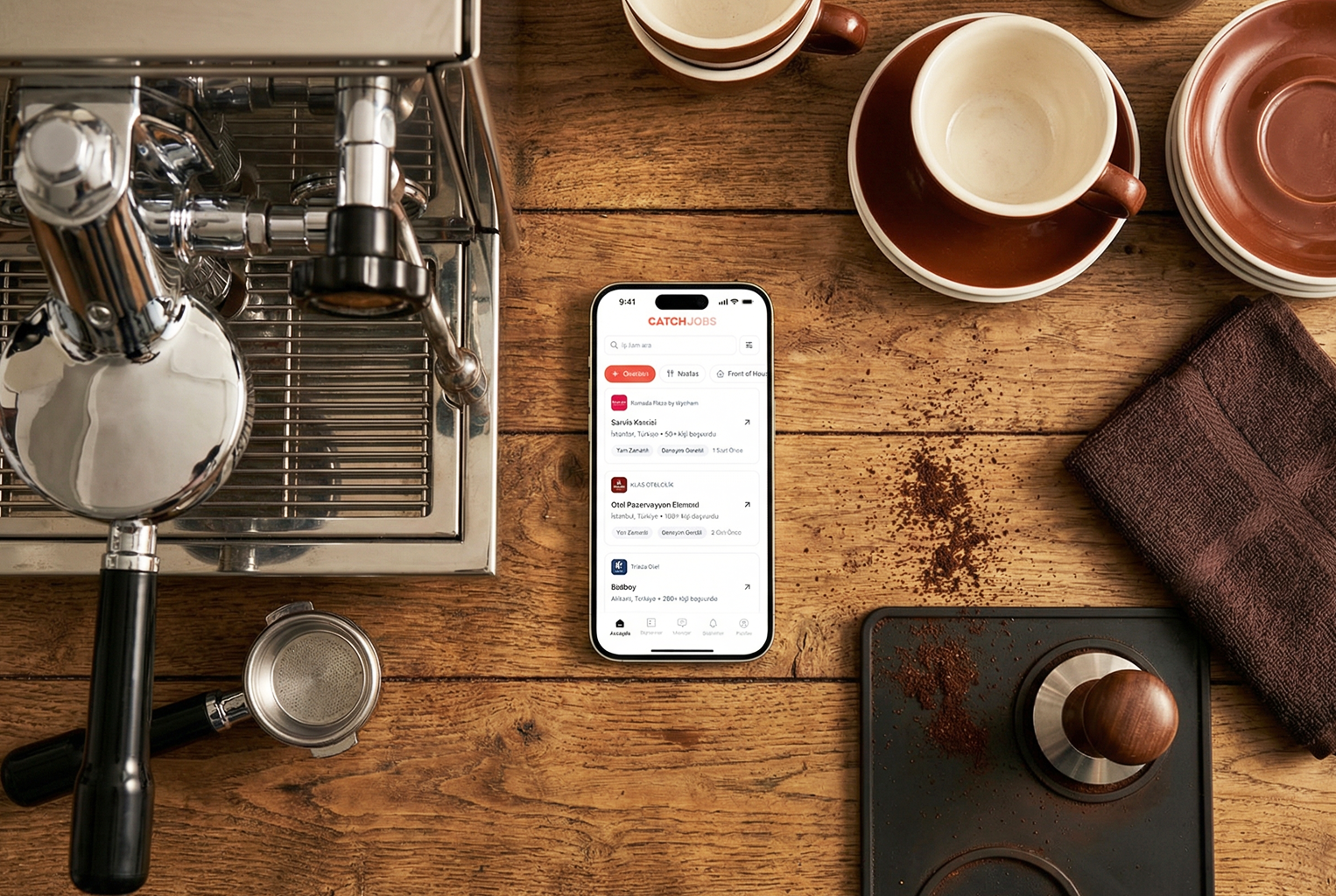 CatchJobs uygulamasında hizmet sektörü iş ilanlarını gösteren telefon ve espresso makinesi