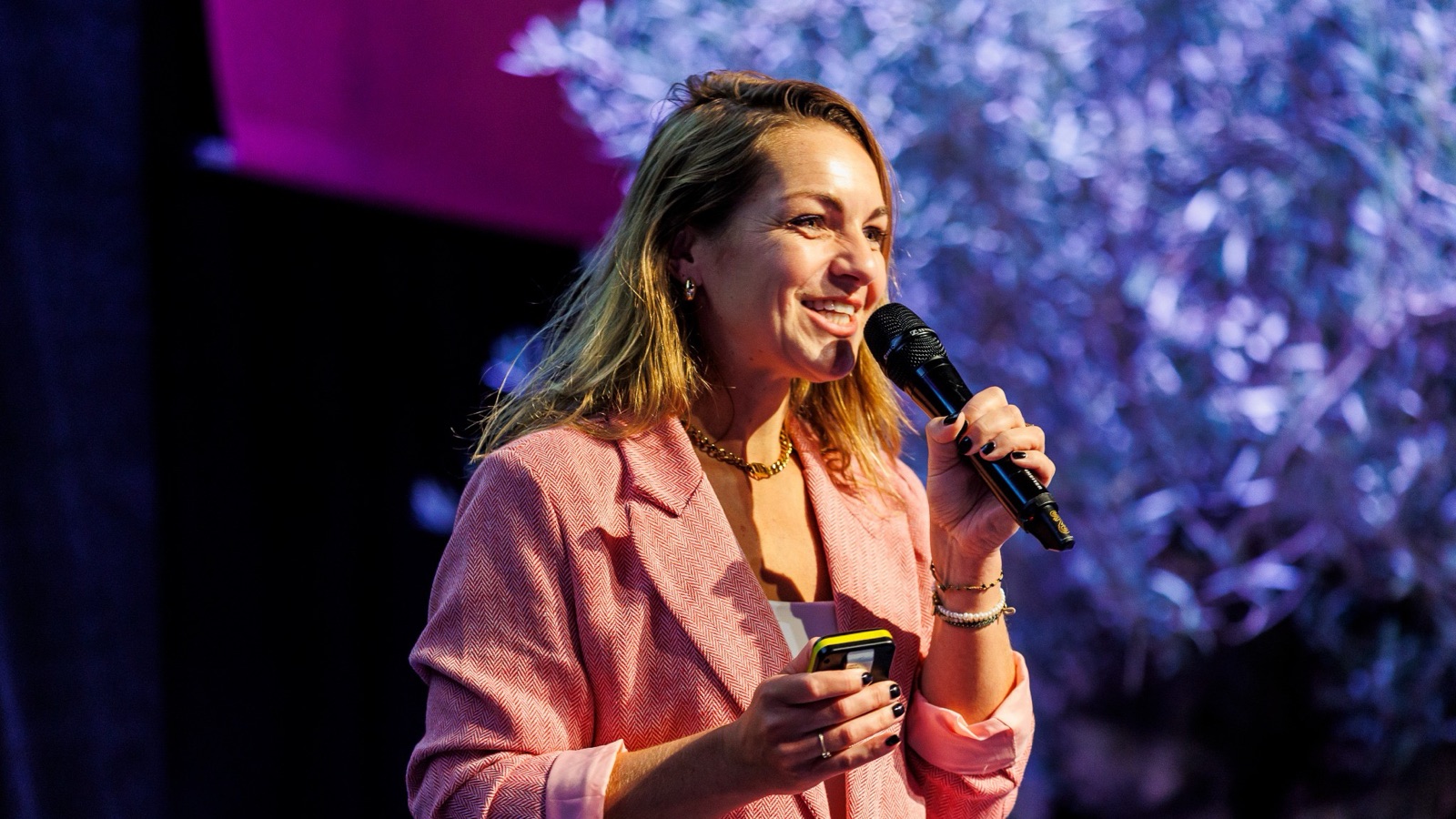 Maaike de Reuver, editor-in-chief of Food Inspiration, speaking on stage with a microphone